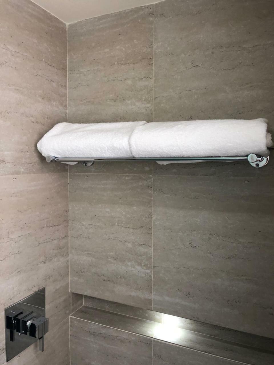 MC Suites México DF Exterior foto A towel rack with a towel