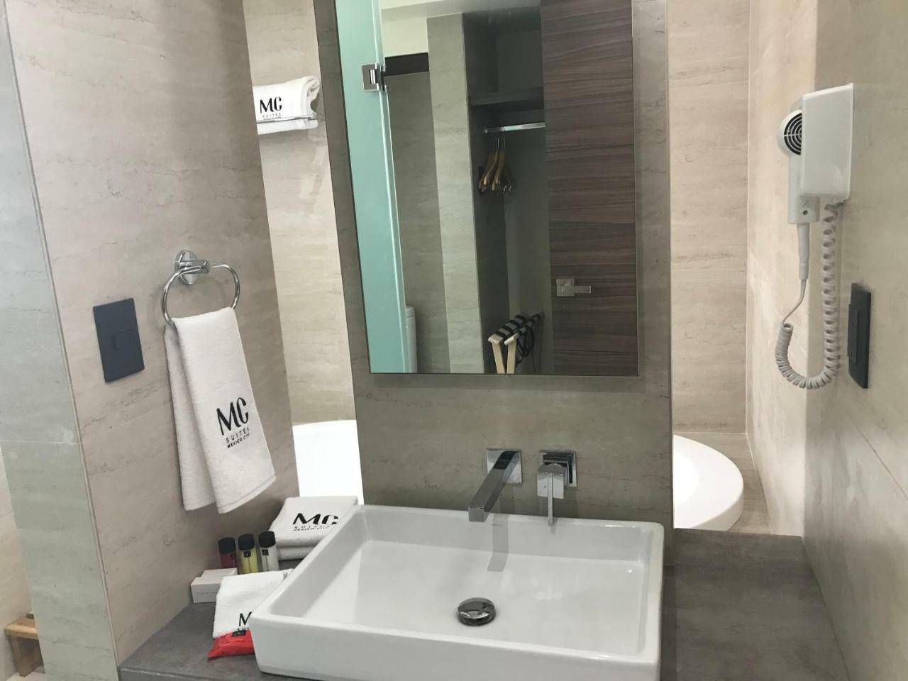MC Suites México DF Exterior foto Bathroom of a hotel room