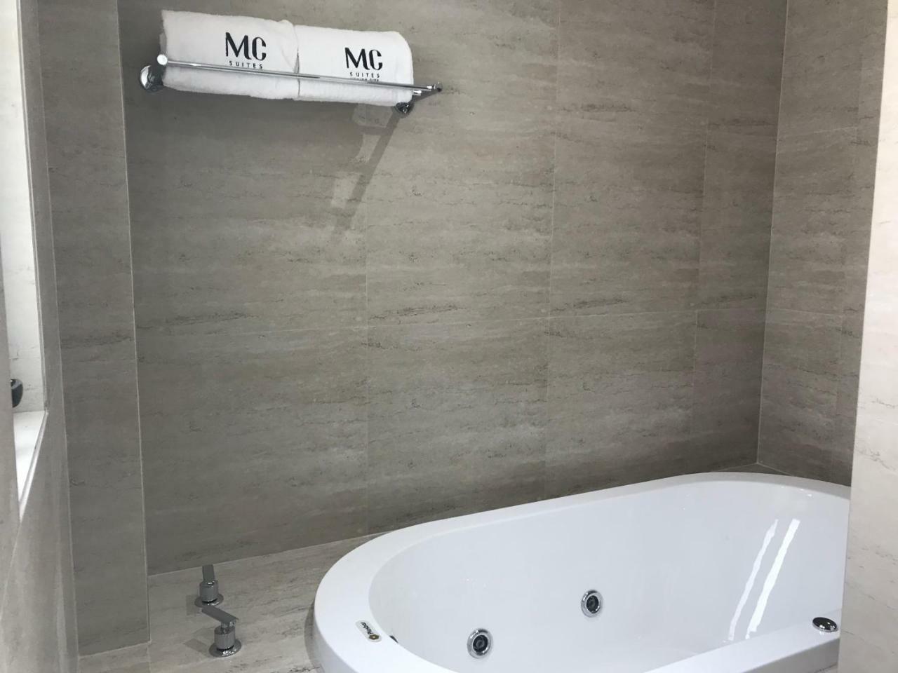 MC Suites México DF Exterior foto A modern bathtub