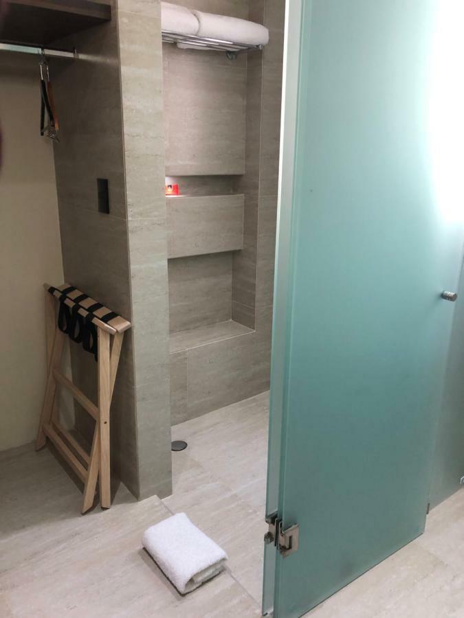 MC Suites México DF Exterior foto A shower with a wet room