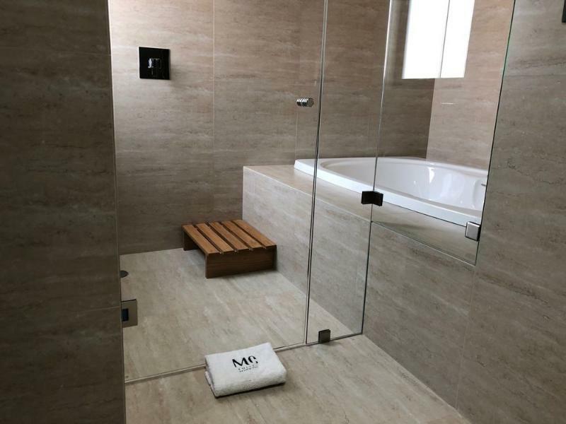 MC Suites México DF Exterior foto A shower enclosure with a fixed glass panel